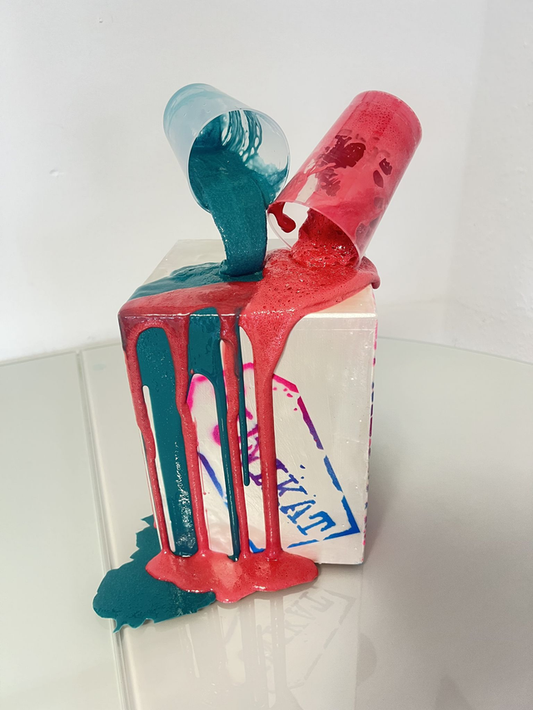 Kunstwerk, schwebender Becher