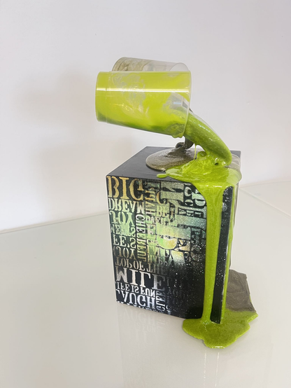 Kunstwerk, schwebende Becher