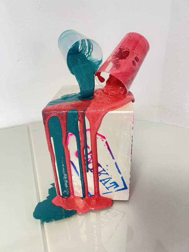 Kunstwerk, schwebender Becher