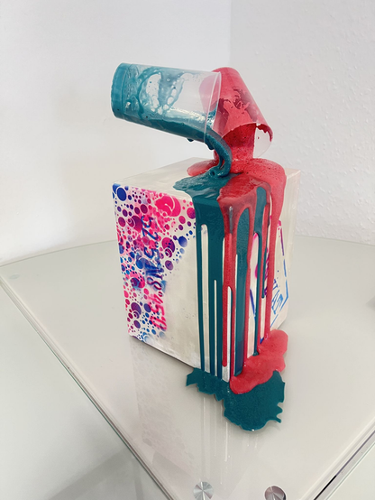 Kunstwerk, schwebender Becher