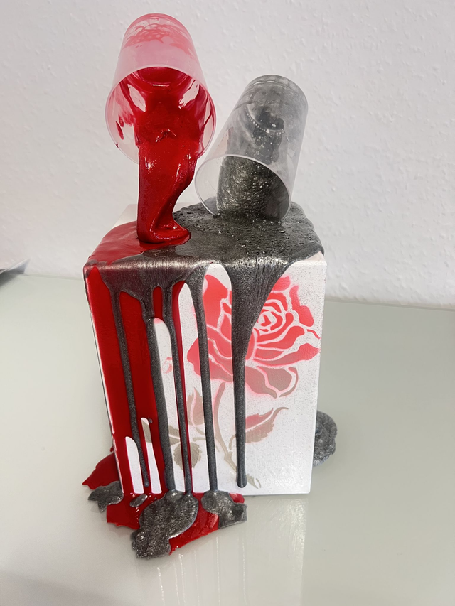 Kunstwerk, schwebende Becher
